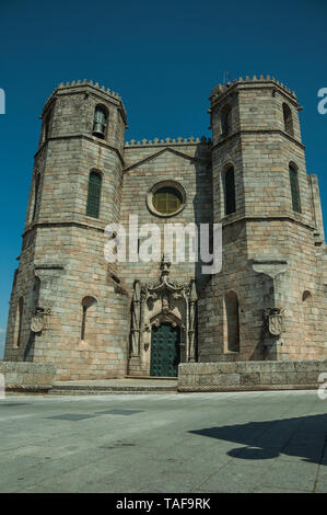 Gotische Fassade mit Türmen und dekoriert Tür an einem sonnigen Tag an der Guarda Kathedrale. Das gut erhaltene mittelalterliche Stadt in der östlichen Portugal. Stockfoto