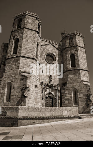 Gotische Fassade mit Türmen und dekoriert Tür an einem sonnigen Tag an der Guarda Kathedrale. Das gut erhaltene mittelalterliche Stadt in der östlichen Portugal. Stockfoto