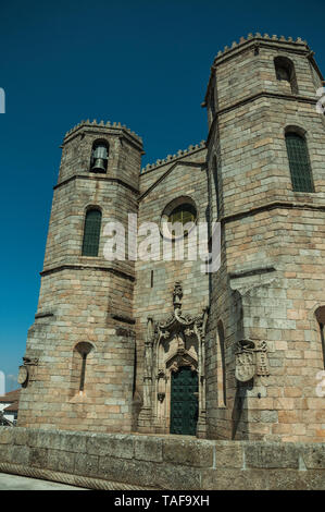 Gotische Fassade mit Türmen und dekoriert Tür an einem sonnigen Tag an der Guarda Kathedrale. Das gut erhaltene mittelalterliche Stadt in der östlichen Portugal. Stockfoto