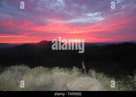 Schönen Sonnenuntergang in Kalifornien in den Bergen Stockfoto