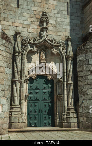 Hölzerne Tür und typische Stein Dekoration an der Fassade von Guarda Kathedrale. Das gut erhaltene mittelalterliche Stadt in der östlichen Portugal. Stockfoto