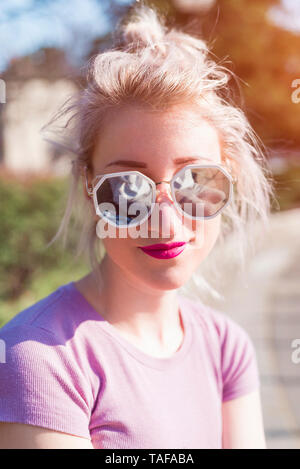 Junge Frau mit Sonnenbrille Portrait im Freien sonnigen Stockfoto