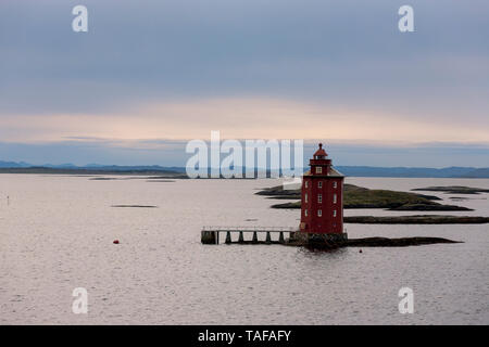 Auf einer winzigen skerry aus Ørlandet, kjeungskjaer Leuchtturm an der Mündung des Bjungenfjorden, Ørland, Trøndelag, Norwegen gehockt Stockfoto