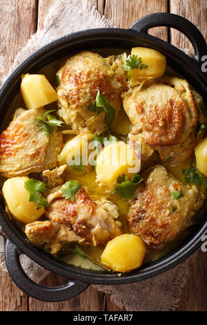 Kari ayam ist der indonesische Nehmen auf Huhn closeup Curry auf der Pfanne auf den Tisch. Vertikal oben Ansicht von oben Stockfoto