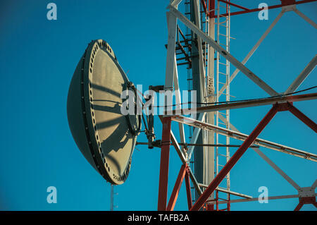 Parabolantenne in einem TK-funkmast auf Base Transceiver Station in Guarda. Das gut erhaltene mittelalterliche Stadt in der östlichen Portugal. Stockfoto