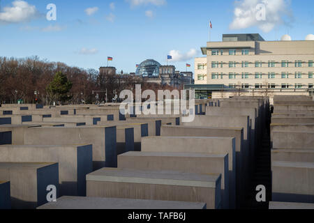 Hunderte von betonplatten oder Stelen am Denkmal für die ermordeten Juden Europas (Holocaust-mahnmal) in Berlin. Reichstag ist im Hintergrund. Stockfoto