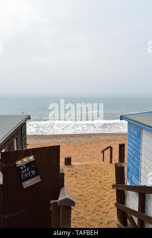Blick auf das Meer von der Treppe zum Strand von Ventnor, Isle of Wight. Stockfoto