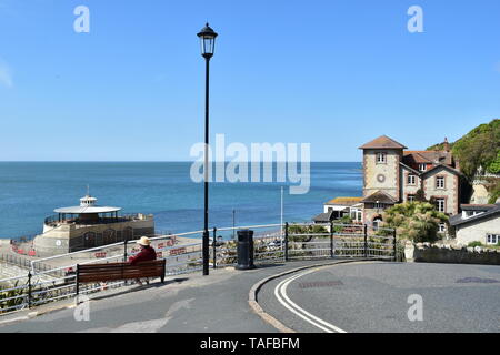 Stadt Ventnor, Isle of Wight, seaside View Point, hoch über der Bucht vie w vom Pavillon Gebäude West suchen. Credit: Katherine Da Silva Stockfoto