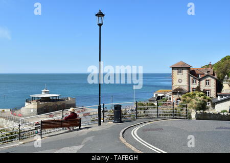 Stadt Ventnor, Isle of Wight, seaside View Point, hoch über der Bucht vie w vom Pavillon Gebäude West suchen. Credit: Katherine Da Silva Stockfoto