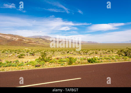 Landschaft von Trona Wildrose Straße gesehen, die dem Death Valley in Kalifornien an einem schönen sonnigen Tag mit blauen Himmel führt. Stockfoto