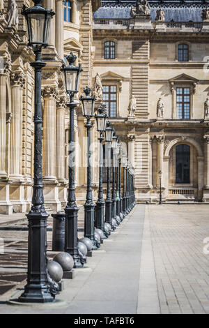 Architektonische Landschaft der Gassen und Lampen der Place des Pyramides des Louvre in Paris, Frankreich Stockfoto