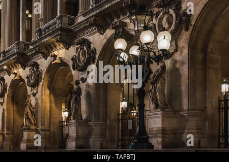 Romantische Stadtbild der majestätischen Fassade der Oper Garnier bei Nacht in Paris Frankreich Stockfoto