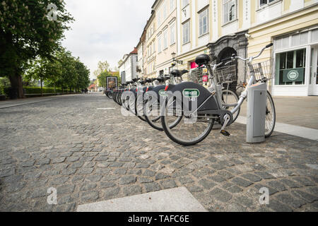 Ljubljana, Slowenien 7.5.2019: Öffentliche Leihfahrräder system station Bicikelj in der Hauptstadt von Slowenien. Abgestellte Fahrräder in Reihe auf der Straße der Stadt. Stockfoto