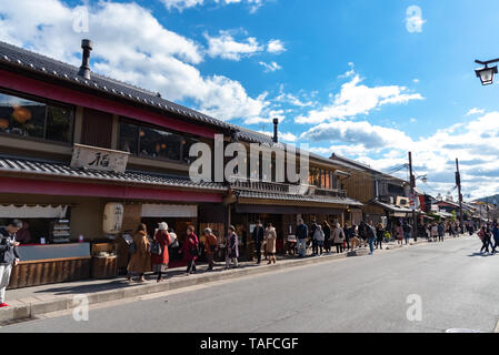 Aera des Togetsu-kyo Brücke an arashiyama Bezirk. Viele lokale traditionelle Souvenirläden und überfüllt, Touristen in die Hauptstraße. Kyoto, Japan Stockfoto