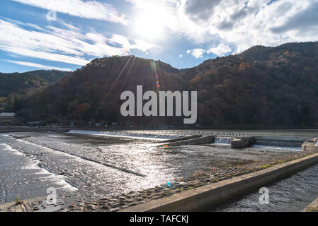 Togetsu-kyo Brücke über katsuragawa Fluss mit bunten Wald Berg Hintergrund in Arashiyama Bezirk. Arashiyama ist eine ausgewiesene Hist Stockfoto