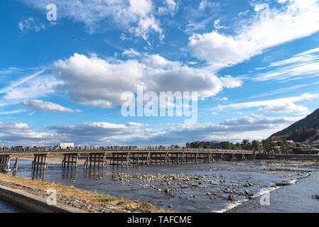 Togetsu-kyo Brücke über katsuragawa Fluss mit bunten Wald Berg Hintergrund in Arashiyama Bezirk. Arashiyama ist eine ausgewiesene Hist Stockfoto