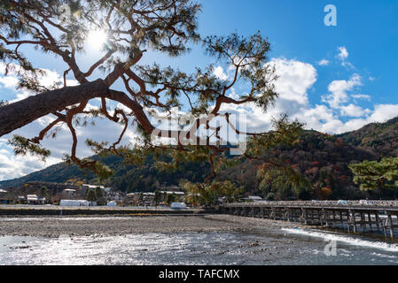 Togetsu-kyo Brücke über katsuragawa Fluss mit bunten Wald Berg Hintergrund in Arashiyama Bezirk. Arashiyama ist eine ausgewiesene Hist Stockfoto