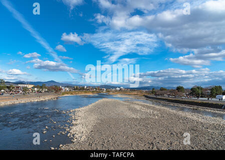 Togetsu-kyo Brücke über katsuragawa Fluss mit bunten Wald Berg Hintergrund in Arashiyama Bezirk. Arashiyama ist eine ausgewiesene Hist Stockfoto