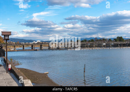 Togetsu-kyo Brücke über katsuragawa Fluss mit bunten Wald Berg Hintergrund in Arashiyama Bezirk. Arashiyama ist eine ausgewiesene Hist Stockfoto