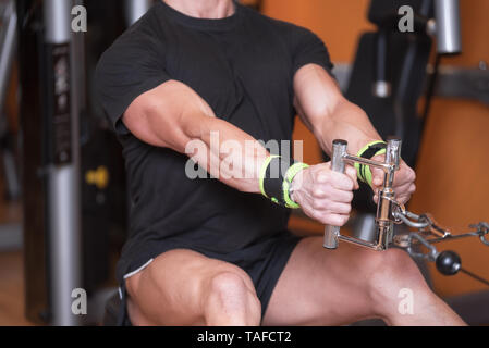 Nahaufnahme der starke Mann Training in der Turnhalle dorsalen top Zug. Stockfoto