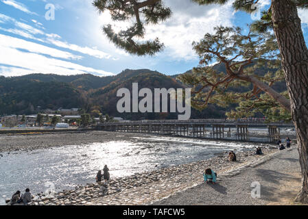 Togetsu-kyo Brücke über katsuragawa Fluss mit bunten Wald Berg Hintergrund in Arashiyama Bezirk. Arashiyama ist eine ausgewiesene Hist Stockfoto