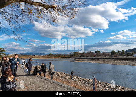 Togetsu-kyo Brücke über katsuragawa Fluss mit bunten Wald Berg Hintergrund in Arashiyama Bezirk. Arashiyama ist eine ausgewiesene Hist Stockfoto