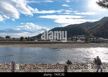 Togetsu-kyo Brücke über katsuragawa Fluss mit bunten Wald Berg Hintergrund in Arashiyama Bezirk. Arashiyama ist eine ausgewiesene Hist Stockfoto