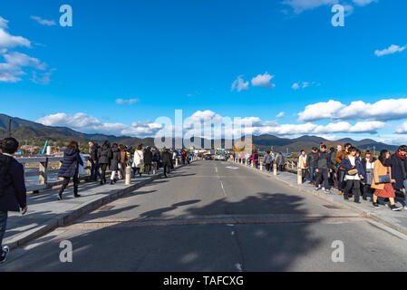 Aera des Togetsu-kyo Brücke an arashiyama Bezirk. Viele lokale traditionelle Souvenirläden und überfüllt, Touristen in die Hauptstraße. Kyoto, Japan Stockfoto