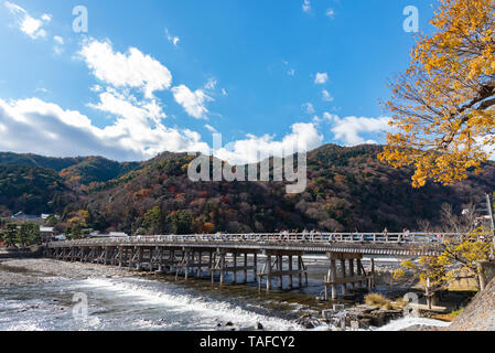 Togetsu-kyo Brücke über katsuragawa Fluss mit bunten Wald Berg Hintergrund in Arashiyama Bezirk. Arashiyama ist eine ausgewiesene Hist Stockfoto