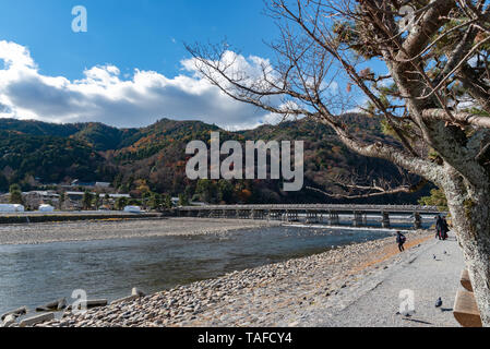 Togetsu-kyo Brücke über katsuragawa Fluss mit bunten Wald Berg Hintergrund in Arashiyama Bezirk. Arashiyama ist eine ausgewiesene Hist Stockfoto
