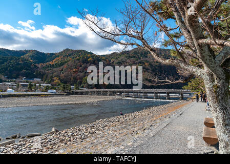 Togetsu-kyo Brücke über katsuragawa Fluss mit bunten Wald Berg Hintergrund in Arashiyama Bezirk. Arashiyama ist eine ausgewiesene Hist Stockfoto