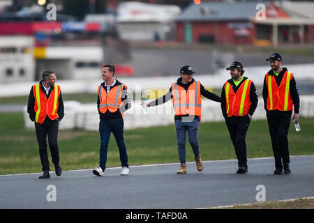 Winton, Victoria, Australien. 26 Mai, 2019. Die Jungfrau Australien Supercars Meisterschaft; 24. Mai 2019, Winton, Victoria, Australien; die Jungfrau Australien Supercars Meisterschaft; die Walkingshaw James Courtney führt eine Spur zu Fuß vor diesem Wochenende Winton SuperSprint Credit: Aktion plus Sport/Alamy leben Nachrichten Stockfoto