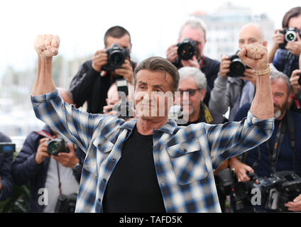 Cannes, Frankreich. 24. Mai, 2019. US-Schauspieler Sylvester Stallone stellt bei einem Fotoshooting für "Rendez-vous mit Sylvester Stallone' während des 72. Filmfestival in Cannes Cannes, Frankreich, 24. Mai 2019. Die 72. Filmfestspielen von Cannes wird vom 14. bis 25 Mai statt. Credit: Gao Jing/Xinhua/Alamy leben Nachrichten Stockfoto