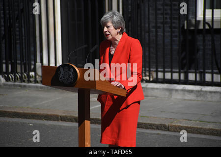 (190524) - LONDON, 24. Mai 2019 (Xinhua) - der britische Premierminister Theresa May spricht zu den Medien außerhalb 10 Downing Street in London, Großbritannien am 24. Mai 2019. Theresa May sagte am Freitag, dass Sie als Führer der Konservativen Partei am 7. Juni beenden, ebnet den Weg für den Prozess der Nachfolger gewählt. (Xinhua / Alberto Pezzali) Stockfoto