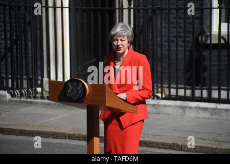 (190524) - LONDON, 24. Mai 2019 (Xinhua) - der britische Premierminister Theresa May spricht zu den Medien außerhalb 10 Downing Street in London, Großbritannien am 24. Mai 2019. Theresa May sagte am Freitag, dass Sie als Führer der Konservativen Partei am 7. Juni beenden, ebnet den Weg für den Prozess der Nachfolger gewählt. (Xinhua / Alberto Pezzali) Stockfoto