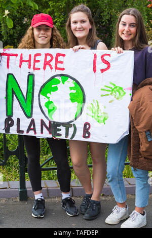 Bournemouth, Dorset, Großbritannien. 24. Mai 2019. Jugend Streik 4 Klima versammeln sich in Bournemouth Platz mit ihren Meldungen über den Klimawandel, vor dem Marsch zum Rathaus. Es gibt keinen Planeten B Credit: Carolyn Jenkins/Alamy leben Nachrichten Stockfoto