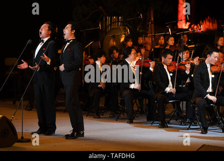 Yan'an der chinesischen Provinz Shaanxi. 23 Mai, 2019. Liao Changyong (R, vorne) und Yuan Chenye während des Gelben Flusses Kantatenkonzert in Yan'an, Provinz Shaanxi im Nordwesten Chinas, 23. Mai 2019 durchführen. Das Konzert war der 80. Jahrestag der Gründung des Gelben Flusses Kantate zu markieren. Credit: Qi Xiaojun/Xinhua/Alamy leben Nachrichten Stockfoto