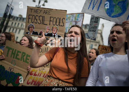 Glasgow, UK. 24. Mai 2019. Die contuing Freitag stikes von Kindern und Jugendlichen gegen unzureichende Maßnahmen der Regierungen auf die Klimakrise zu protestieren. Quelle: Jeremy Sutton-hibbert/Alamy leben Nachrichten Stockfoto