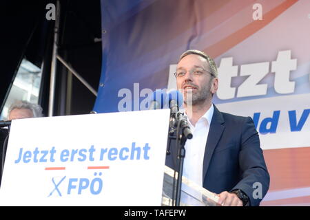 Wien, Österreich. 24. Mai 2019 FPÖ-Wahlkampf (Freiheitspartei Österreich) am Freitag, den 24. Mai 2019 am Viktor-Adler-Platz in Wien. Das Bild zeigt den ehemaligen Innenminister Herbert Kickl. Kredit: Franz Perc / Alamy Live News Stockfoto