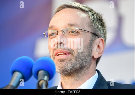 Wien, Österreich. 24. Mai 2019 FPÖ-Wahlkampf (Freiheitspartei Österreich) am Freitag, den 24. Mai 2019 am Viktor-Adler-Platz in Wien. Das Bild zeigt den ehemaligen Innenminister Herbert Kickl. Kredit: Franz Perc / Alamy Live News Stockfoto