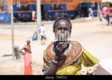 Kenia. 21 Mai, 2019. Eine lokale Frau gesehen wird in traditionellen Ornamenten während der Tag in einer Stadt entlang der Great North Road auch als Kap nach Kairo Straße gekleidet. Die Straße durch die trockenen Teile der nördlichen Kenia Verbindung mit Äthiopien läuft. Seine tarmacking wurde kürzlich abgeschlossen und es wird erwartet, das wirtschaftliche Potenzial der Region zu öffnen. Quelle: Allan Muturi/SOPA Images/ZUMA Draht/Alamy leben Nachrichten Stockfoto