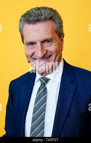 23.05.2019, Gunther Hermann Oettinger am Europäischen Forum in der Auswart Büro in Berlin. Der Westdeutsche Rundfunk hat Prominente aus Politik und Entertainment auf die bevorstehenden Wahlen zum Europäischen Parlament eine Europäische politische Diskussion Veranstaltung eingeladen. Porträt des Politikers. | Verwendung weltweit Stockfoto