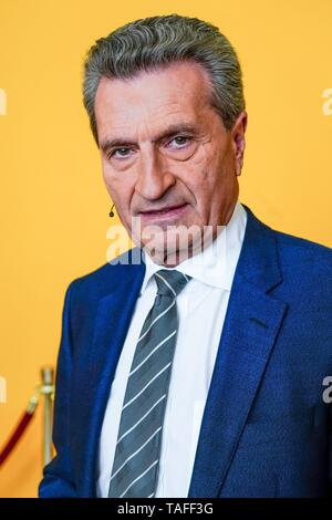 23.05.2019, Gunther Hermann Oettinger am Europäischen Forum in der Auswart Büro in Berlin. Der Westdeutsche Rundfunk hat Prominente aus Politik und Entertainment auf die bevorstehenden Wahlen zum Europäischen Parlament eine Europäische politische Diskussion Veranstaltung eingeladen. Porträt des Politikers. | Verwendung weltweit Stockfoto