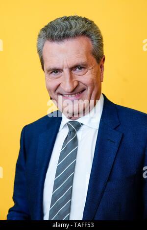 23.05.2019, Gunther Hermann Oettinger am Europäischen Forum in der Auswart Büro in Berlin. Der Westdeutsche Rundfunk hat Prominente aus Politik und Entertainment auf die bevorstehenden Wahlen zum Europäischen Parlament eine Europäische politische Diskussion Veranstaltung eingeladen. Porträt des Politikers. | Verwendung weltweit Stockfoto