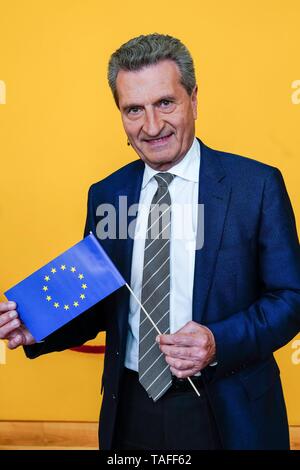 23.05.2019, Gunther Hermann Oettinger am Europäischen Forum in der Auswart Büro in Berlin. Der Westdeutsche Rundfunk hat Prominente aus Politik und Entertainment auf die bevorstehenden Wahlen zum Europäischen Parlament eine Europäische politische Diskussion Veranstaltung eingeladen. Porträt des Politikers mit ein wenig Europa Fahne. | Verwendung weltweit Stockfoto