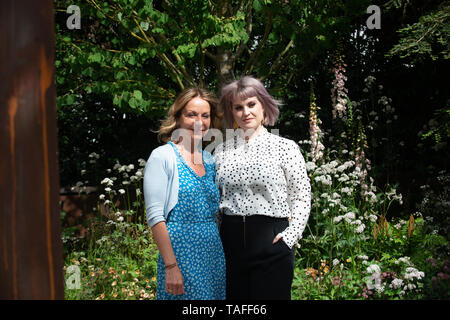 London, Großbritannien. 24. Mai, 2017. Jo Thompson und Kelly Osbourne fotografiert auf der Wedgwood Garten auf der Chelsea Flower Show 2019 Von Jo Thompson Credit ausgelegt: Jonathan Ward/Alamy leben Nachrichten Stockfoto