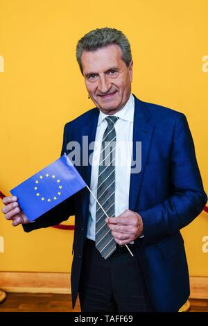 23.05.2019, Gunther Hermann Oettinger am Europäischen Forum in der Auswart Büro in Berlin. Der Westdeutsche Rundfunk hat Prominente aus Politik und Entertainment auf die bevorstehenden Wahlen zum Europäischen Parlament eine Europäische politische Diskussion Veranstaltung eingeladen. Porträt des Politikers mit ein wenig Europa Fahne. | Verwendung weltweit Stockfoto