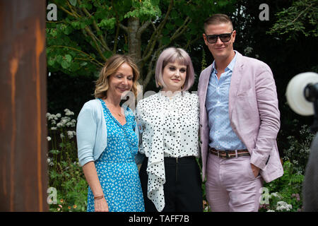 London, Großbritannien. 24. Mai, 2017. Jo Thompson, Kelly Osborne und Fat Tony fotografiert auf der Wedgwood Garten von Jo Thompson Credit ausgelegt: Jonathan Ward/Alamy leben Nachrichten Stockfoto