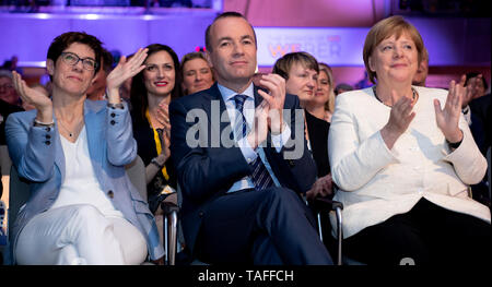 München, Deutschland. 24. Mai, 2019. Annegret Kramp-Karrenbauer, CDU-Vorsitzende, Manfred Weber (CSU), der führende Kandidat der EVP für die Europawahl 2019, und Bundeskanzlerin Angela Merkel (CDU) nehmen Sie teil an der gemeinsamen Abschlusskundgebung der EVP, CDU und CSU. Credit: Sven Hoppe/dpa/Alamy leben Nachrichten Stockfoto