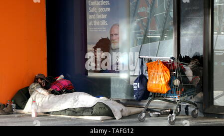 Glasgow, Schottland, Großbritannien, 24. Mai, 2019. UK Wetter: Sonnig Tag sah die Einheimischen genießen das Wetter auf den Straßen wie die Obdachlosen genossen ein einfacher Tag im Schatten in der centert der Stadt. Gerard Fähre / alamy Leben Nachrichten Stockfoto